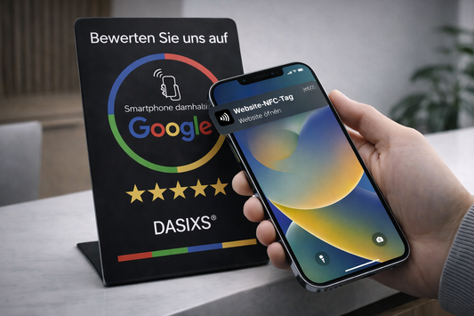 Handy ans Produkt halten